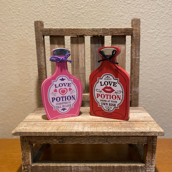 Valentine’s Day Love Potion Bottles Set of 2, Guaranteed To Fall In Love Sign - Picture 2 of 16